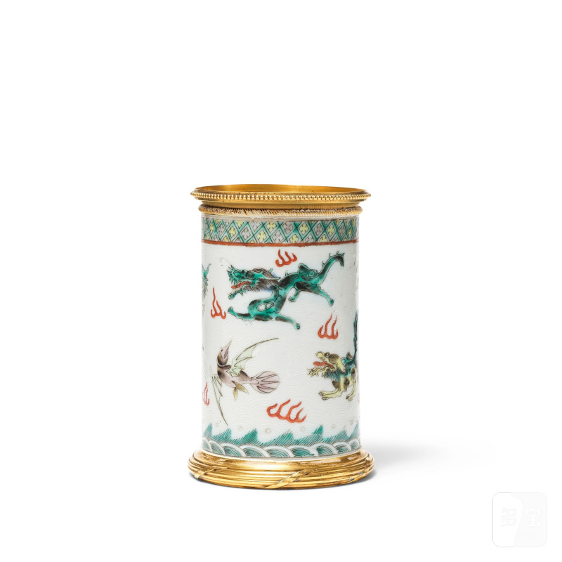清 十九世紀 五彩海獸紋筆筒 | POT À PINCEAUX EN PORCELAINE DE LA FAMILLE VERTE - 图1